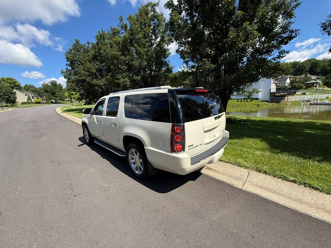 gmc yukon xl 2011 1GKS2MEF6BR302547 image gmc yukon xl 2011 1GKS2MEF6BR302547 image